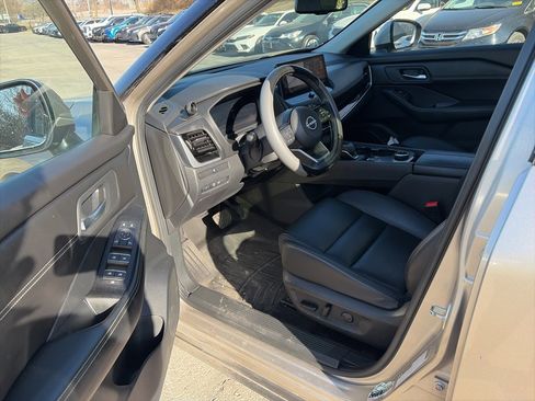 Used 2024 Nissan Rogue SL image 11