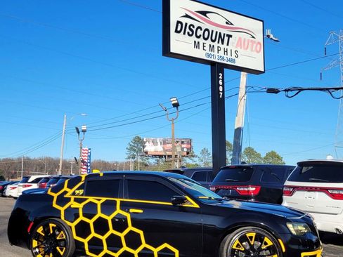 Used 2018 Chrysler 300 Touring w/ Driver Convenience Group image 2