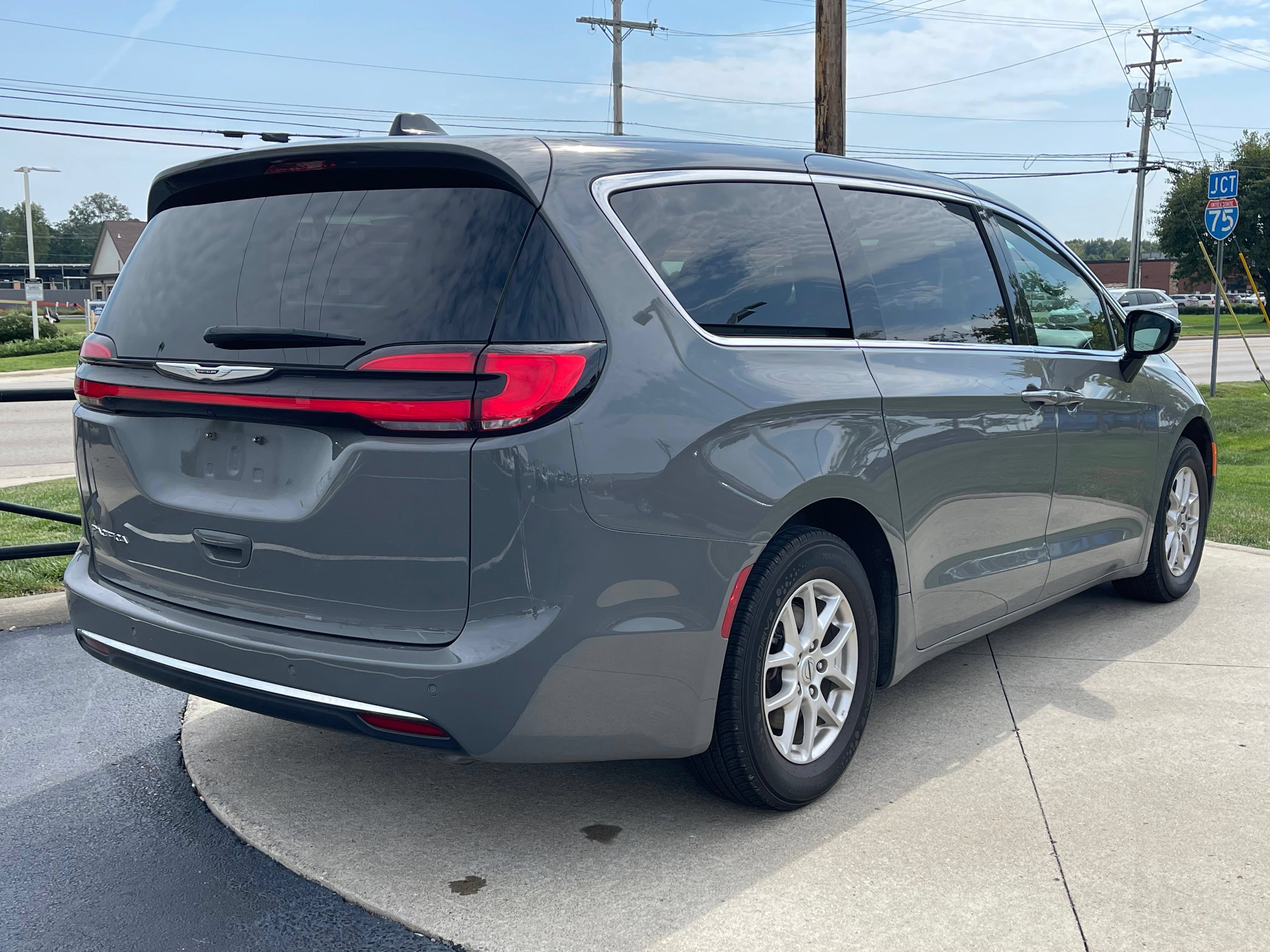 Used 2025 Chrysler Pacifica Select FWD image 7