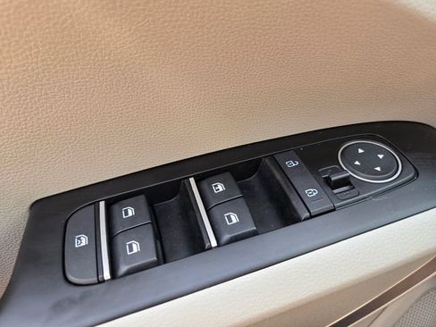 Used 2025 Kia Soul LX w/ LX Technology Package FWD image 34