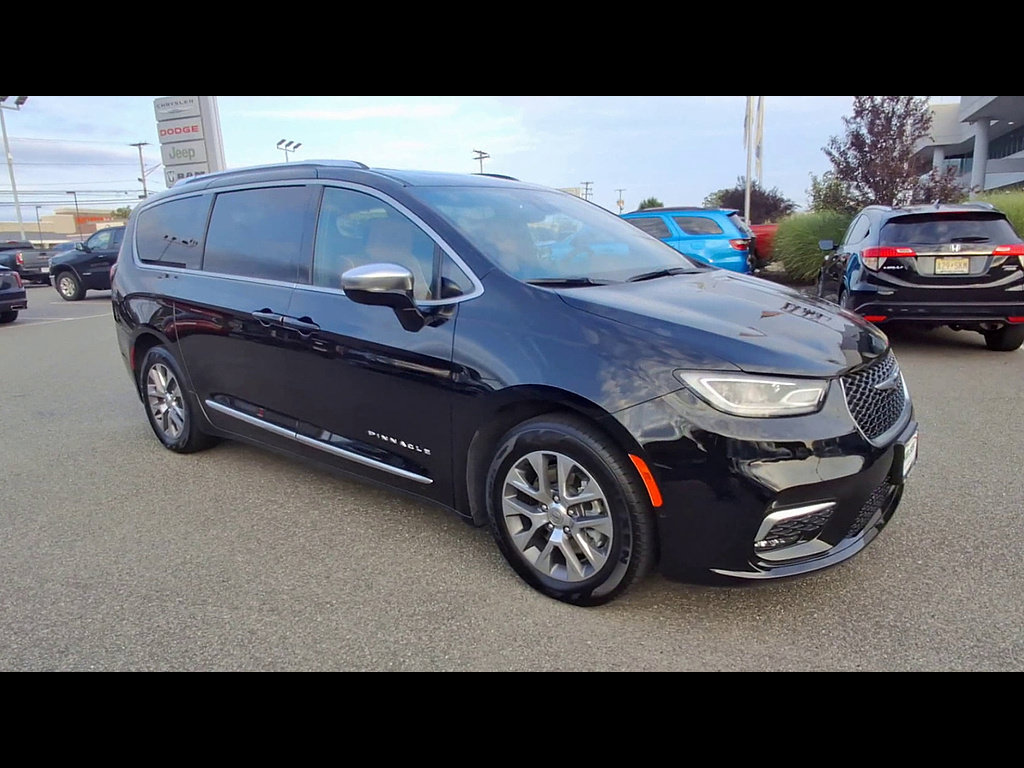 Used 2025 Chrysler Pacifica Pinnacle FWD image 2