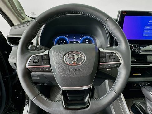 Used 2023 Toyota Highlander Platinum image 11