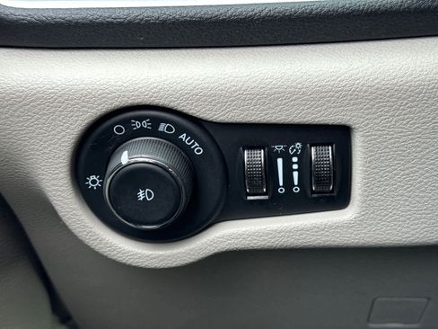 Used 2023 Chrysler Pacifica Touring-L image 23