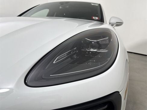 Certified 2025 Porsche Macan image 11