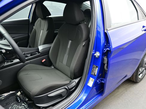 Certified 2025 Hyundai Elantra SEL image 11