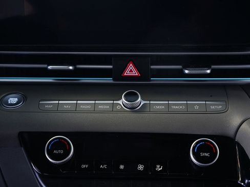 Used 2025 Hyundai Elantra SEL image 22