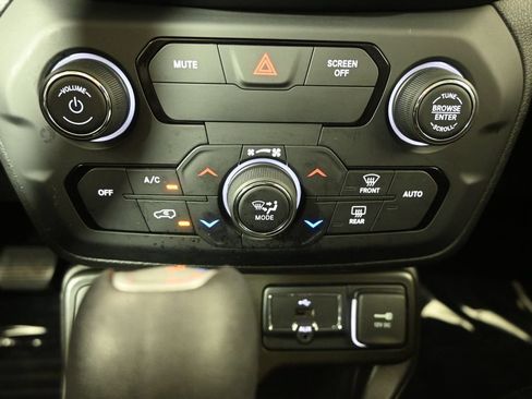 Used 2020 Jeep Renegade Latitude w/ Cold Weather Group AWD/4WD image 30
