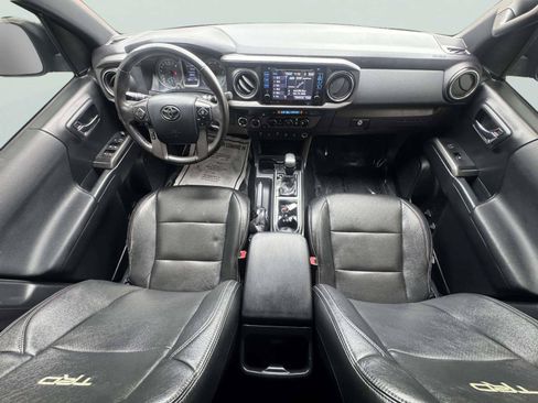 Used 2017 Toyota Tacoma TRD Off-Road w/ Premium & Technology Package AWD/4WD image 34