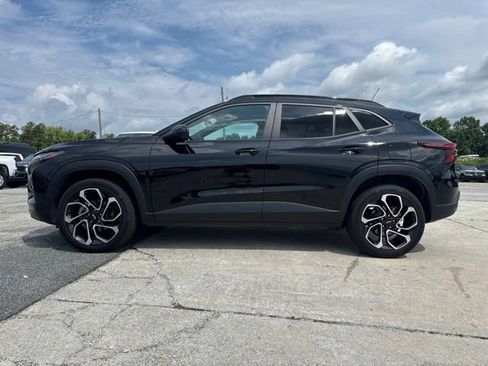 Used 2025 Chevrolet Trax RS w/ Sunroof Package FWD image 2
