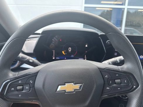 Used 2025 Chevrolet Trax LT FWD image 11