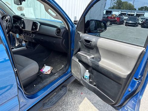 Used 2017 Toyota Tacoma SR5 AWD/4WD image 12