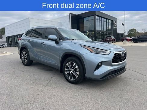 Used 2023 Toyota Highlander XLE image 3