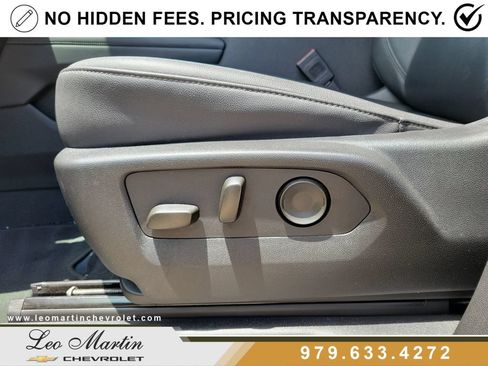 Used 2025 Chevrolet Suburban LT RWD image 16