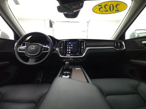 Used 2025 Volvo V60 B5 Cross Country Plus image 2
