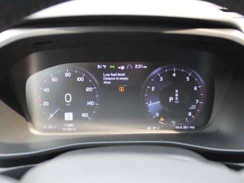 Used 2021 Volvo XC40 T4 Momentum image 17