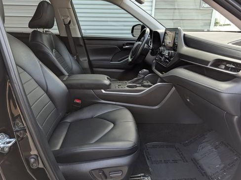 Used 2024 Toyota Highlander XLE FWD image 35