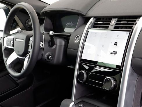 Certified 2025 Land Rover Discovery S image 23