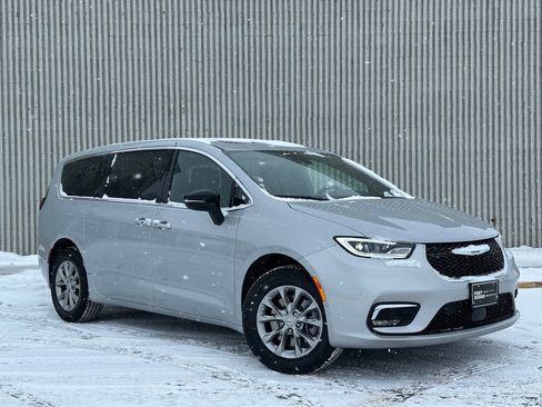 New 2026 Chrysler Pacifica Limited image 6