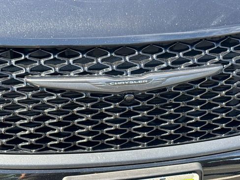 Used 2025 Chrysler Pacifica Limited image 8