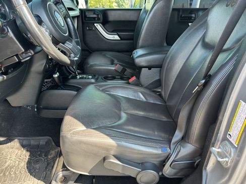 Used 2016 Jeep Wrangler Unlimited Rubicon w/ Connectivity Group AWD/4WD image 9