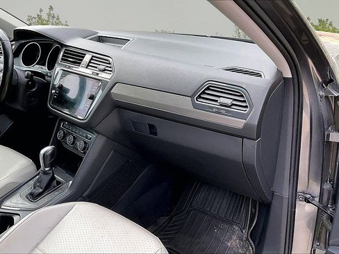 Used 2018 Volkswagen Tiguan SE w/ Panoramic Sunroof Package FWD image 26