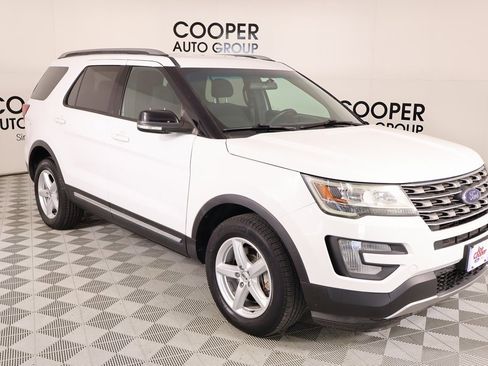 Used 2017 Ford Explorer XLT image 1