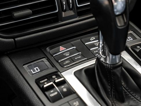 Used 2020 Porsche Macan AWD/4WD image 27