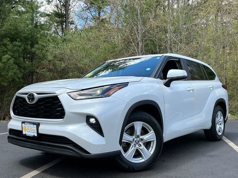 Used 2023 Toyota Highlander LE FWD image 1
