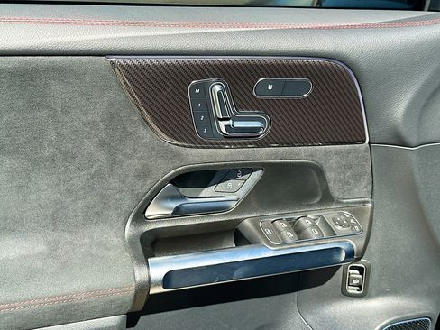 Used 2025 Mercedes-Benz GLB 35 AMG 4MATIC image 17