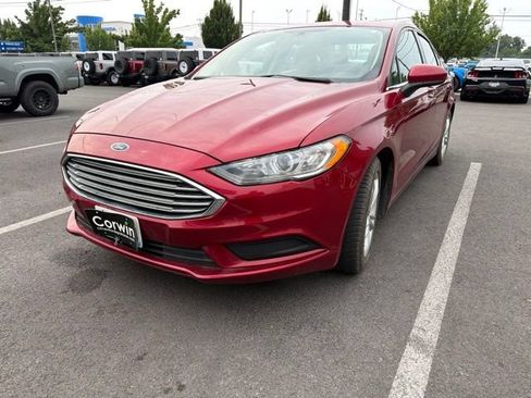 Used 2018 Ford Fusion SE w/ Fusion SE Technology Package FWD image 4
