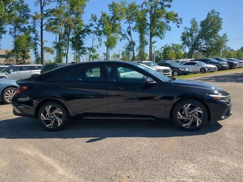 New 2025 Hyundai Elantra SEL FWD image 4