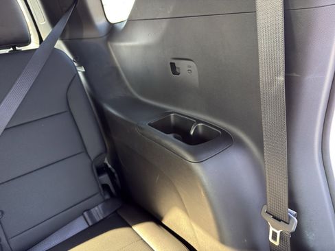 Used 2025 Chevrolet Traverse LT FWD image 37