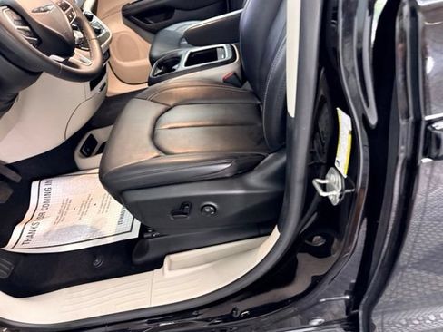 Used 2024 Chrysler Pacifica Touring-L FWD image 18
