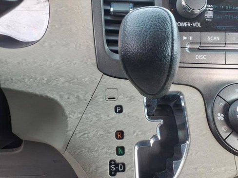 Used 2013 Toyota Sienna LE w/ Towing Pkg image 31