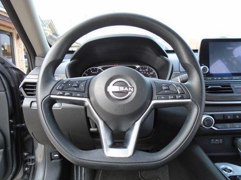 Used 2024 Nissan Altima 2.5 SV FWD image 15