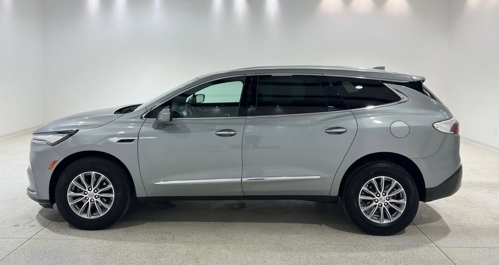 Used 2024 Buick Enclave Essence w/ Technology Package FWD image 2