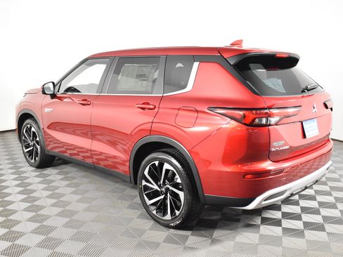 Used 2025 Mitsubishi Outlander SE image 8