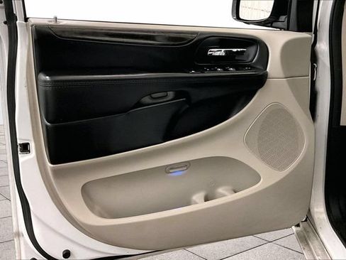 Used 2019 Dodge Grand Caravan SE FWD image 23