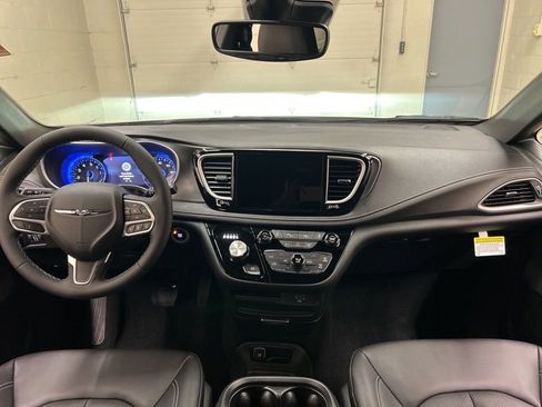 New 2026 Chrysler Pacifica Select FWD image 18