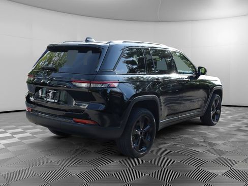 Used 2023 Jeep Grand Cherokee Limited w/ Black Appearance Package AWD/4WD image 8
