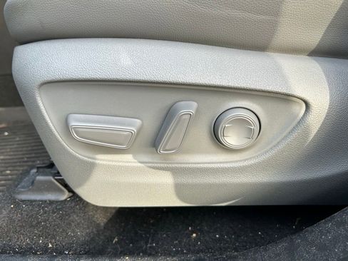 Used 2025 Toyota Highlander XLE FWD image 17