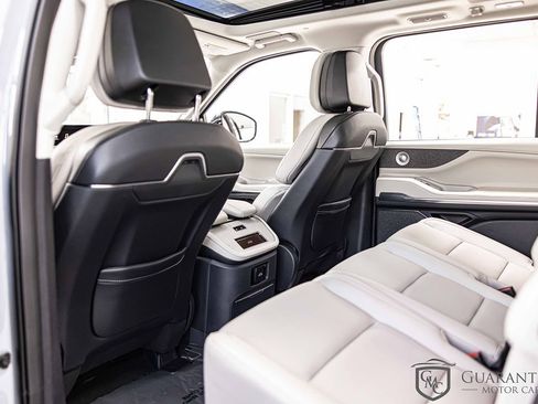 Used 2025 Lincoln Navigator Reserve image 32