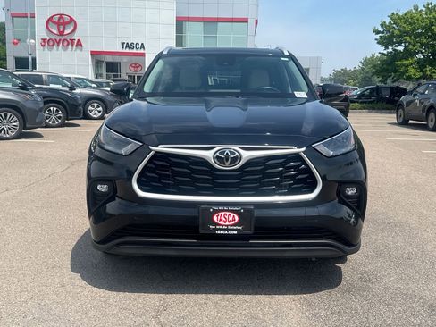 Used 2025 Toyota Highlander XLE AWD/4WD image 2