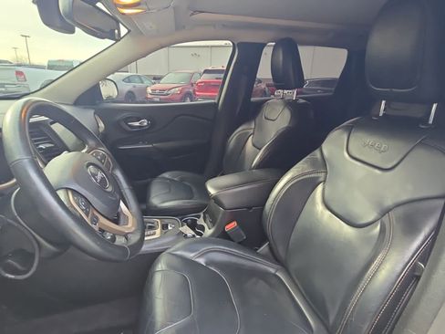 Used 2017 Jeep Cherokee Limited image 16