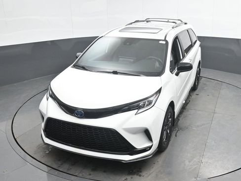 Used 2025 Toyota Sienna XSE AWD/4WD image 18