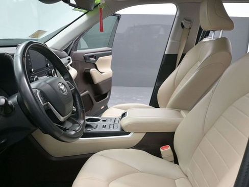 Used 2022 Toyota Highlander XLE image 17