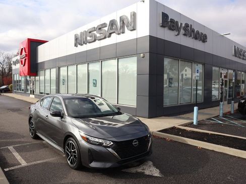 Certified 2025 Nissan Sentra SR FWD image 2