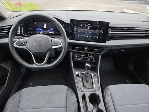 Used 2025 Volkswagen Jetta SE FWD image 8