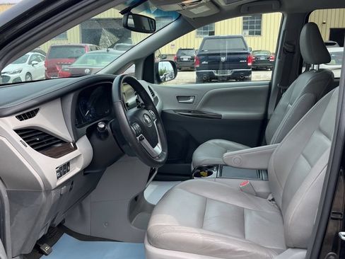 Used 2017 Toyota Sienna XLE w/ XLE Navigation Package FWD image 9