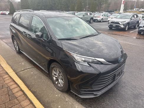 Used 2024 Toyota Sienna LE image 1